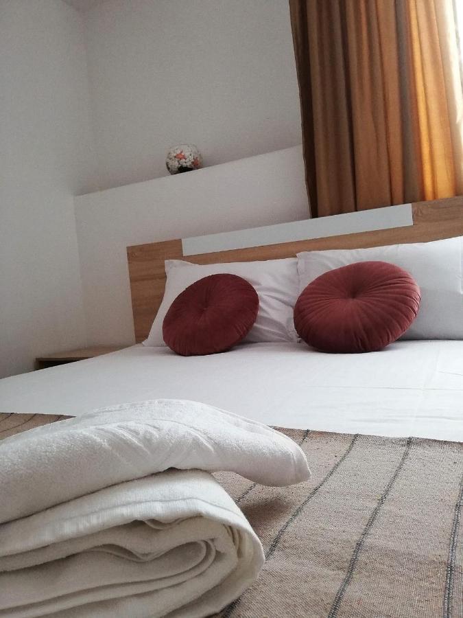 Eden House Appartement Craiova Buitenkant foto